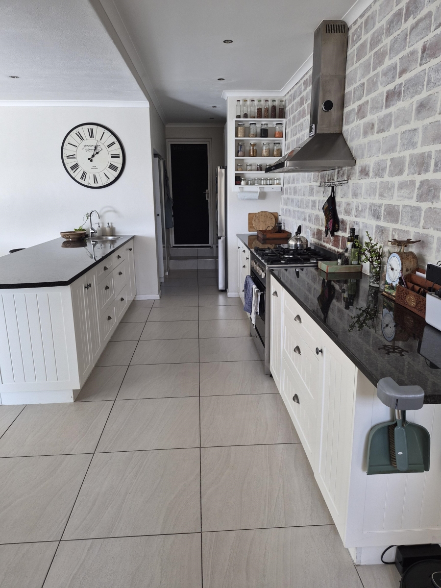 4 Bedroom Property for Sale in Pearl Bay Western Cape